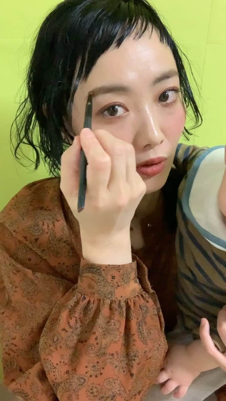 田中真奈美のインスタグラム：「シュンタさんとワチャワチャメイクですが😂すみません🙏🏻💦 ある意味かなりリアルな日常なんですが🤣💦 . 今回はいろんなメイクのポイントを少しずつ話してます💕 聞き直すと言い間違いも多くて申し訳ないです😱 . 少し訂正させていただくと、 最初の話の部分で「チークをあまりいれない方といれる方がいらっしゃると思うんですが」って言いたかったのと、チークのリフトアップ効果は視線の意識を上に持ってこれるという意味です☺️🙏🏻 . 使ったアイテムも書いておきます💕 . コンシーラ＝ケサランパサラン【アンダーアイブライトナー】 . チーク＝ローラメルシエ【CHAI06】 . アイホール＝shu uemura【ME dark beige】 . アイカラー＝to/one【フラワーダストアイシャドウ03】 . ラインに使ったマルチスティックブラウン＝uneven【GRAIN BROWN】 . 少しでもお役に立てたら嬉しいです☺️🙏🏻💕✨ . #switchmanami」