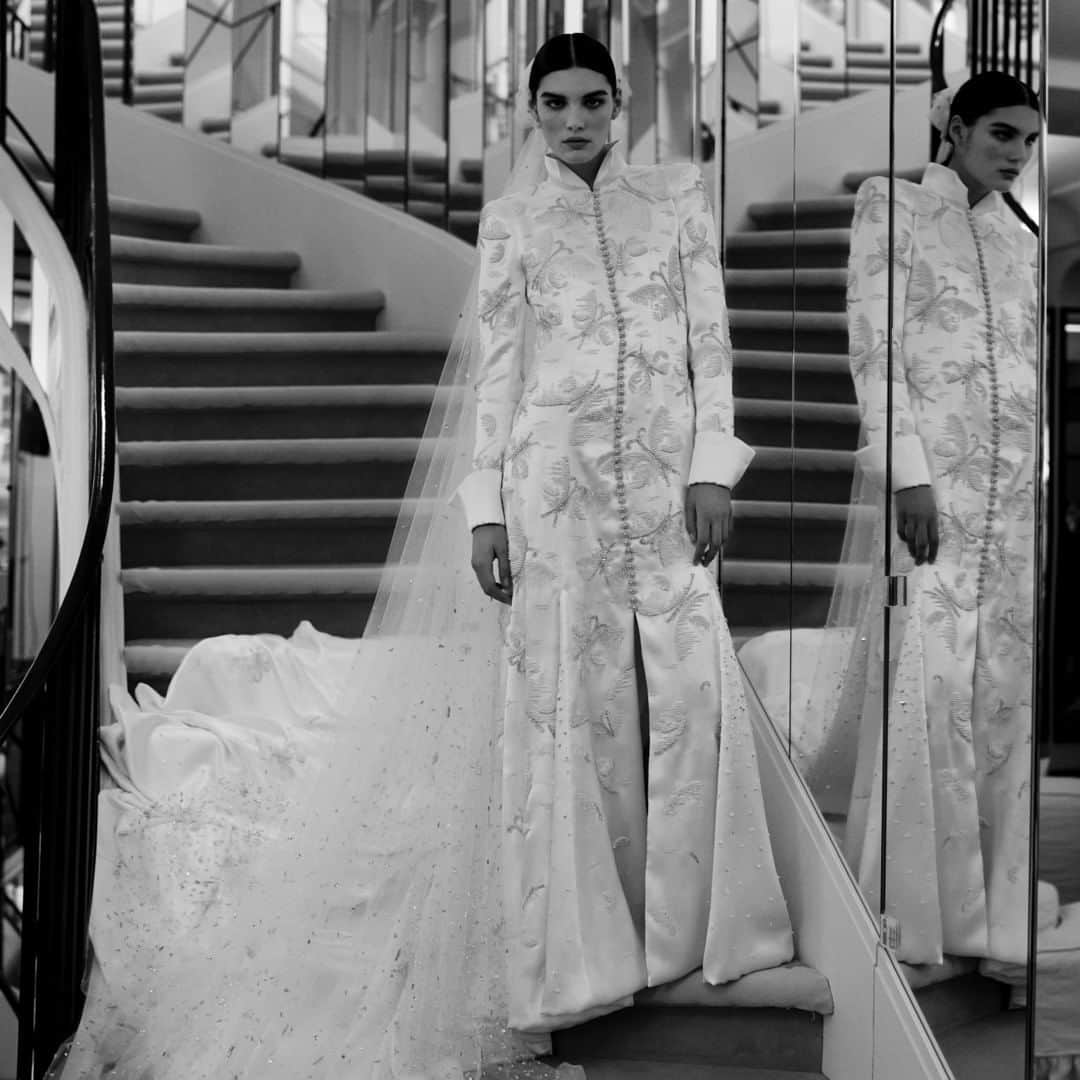 シャネルさんのインスタグラム写真 - (シャネルInstagram)「Family portraits before the show — model Lola Nicon in a look from the upcoming CHANEL Spring-Summer 2021 Haute Couture collection.  Part of a series photographed by Anton Corbijn in the Haute Couture Salons at 31 rue Cambon in Paris.  The film of the show will be revealed at 2pm Paris time on Tuesday, January 26th.  See more at chanel.com  #CHANELHauteCouture #CHANEL #CHANELShow @Le19M #Le19M @Lesage #Lesage @AntonCorbijn4real #AntonCorbijn @Y0laa」1月26日 20時20分 - chanelofficial