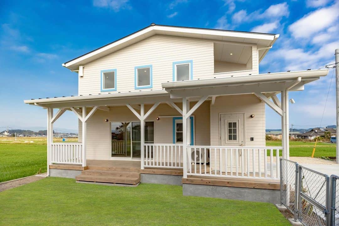 日大建築のインスタグラム：「宮崎県宮崎市　サーファーズハウス🏄‍♂️  #日大建築#カリフォルニアスタイル #サーファーズハウス新築#注文住宅#宮崎市#モダン#オシャレ#ビーチ#海#surf #ハワイ#アメリカン#大工#建築#設計#ウッドスタイル#中古住宅#リフォーム#リノベーション#カバードポーチ#ウッドデッキ#ヘリンボーン#マイホーム#家造り」