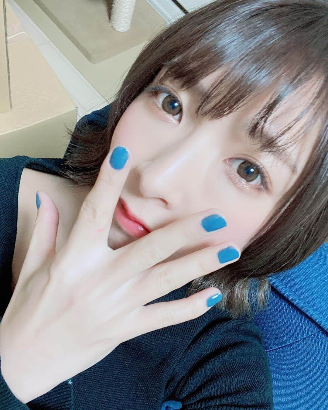 阿部乃みくさんのインスタグラム写真 - (阿部乃みくInstagram)「Blue💙💙💙  #nailholic  #selfnail #nail #阿部乃みく #mikuabeno  #av女優」1月27日 1時54分 - abenomiku