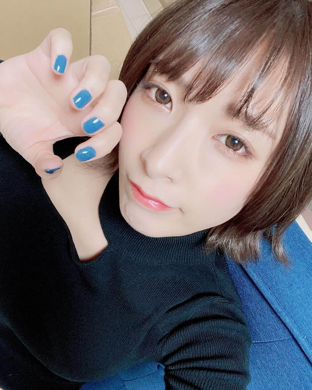 阿部乃みくさんのインスタグラム写真 - (阿部乃みくInstagram)「Blue💙💙💙  #nailholic  #selfnail #nail #阿部乃みく #mikuabeno  #av女優」1月27日 1時54分 - abenomiku