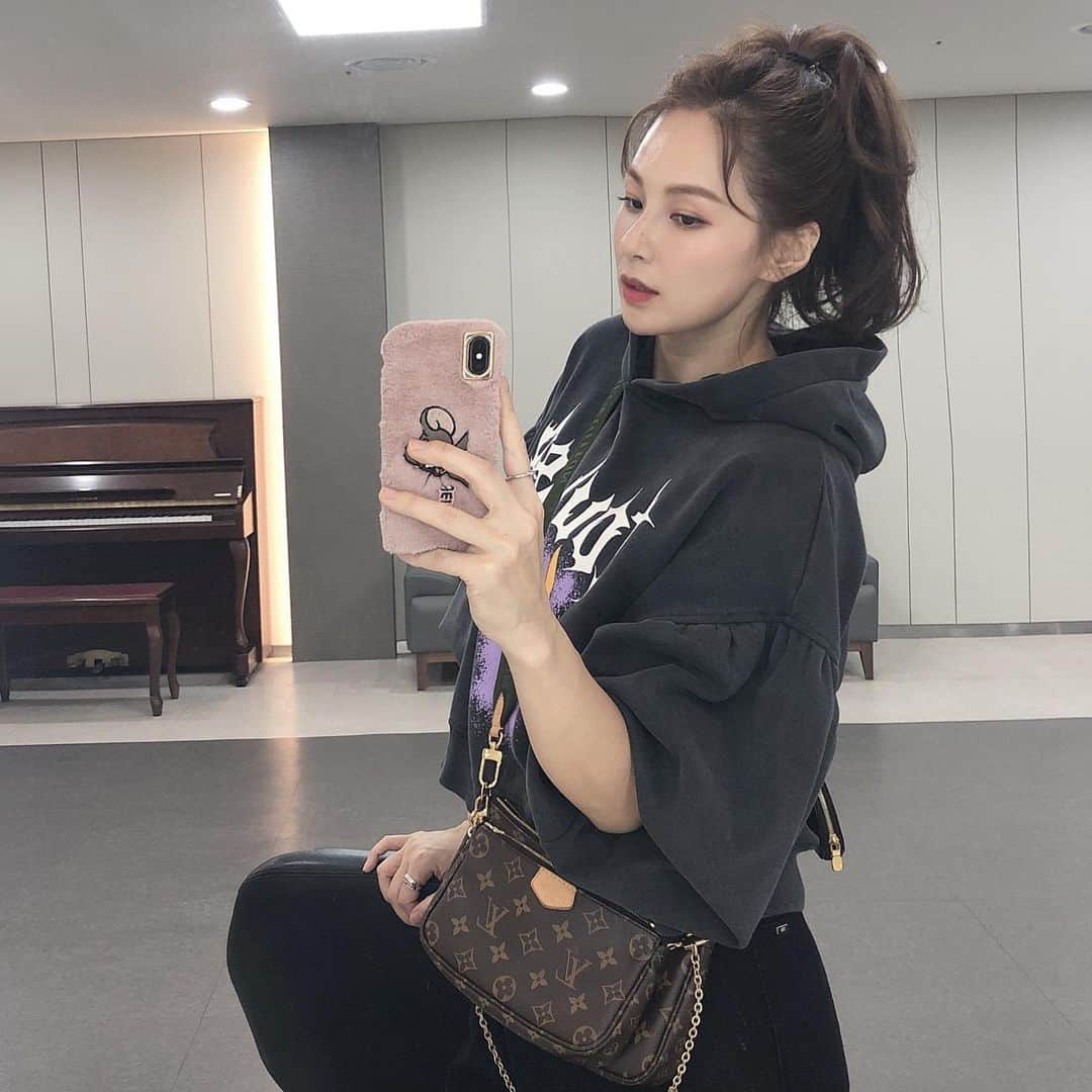 チェヨンのインスタグラム：「2021에는  #나좀봐줘요최실장님😅  바쁘시거나 딴데보거나 ㅎㅎㅎ」