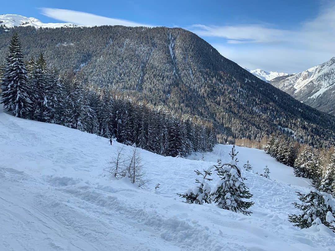 アンジェラ・アイターのインスタグラム：「Leg strength dominates in winter sports. Just right to strengthen my glutes and leg muscles after the injury. 🎿 • 📸 @bernieruech #verleihtflügel @ferienregionimst @lasportivagram @team_edelrid」