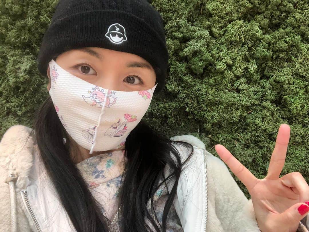 まりかのインスタグラム：「何だか、緑色が1番日本人の肌を綺麗に見せる気がして思わず立ち止まりました。  I stopped by the green wall becouse good with Japanese skin color🤙🏻 maybe?  #maricahase  #penthousepet #japanese #asian #photospot  #nofilter  #のーふぃるたー    Have a great day🧘🏻‍♀️🧘🏻‍♀️🧘🏻‍♀️」