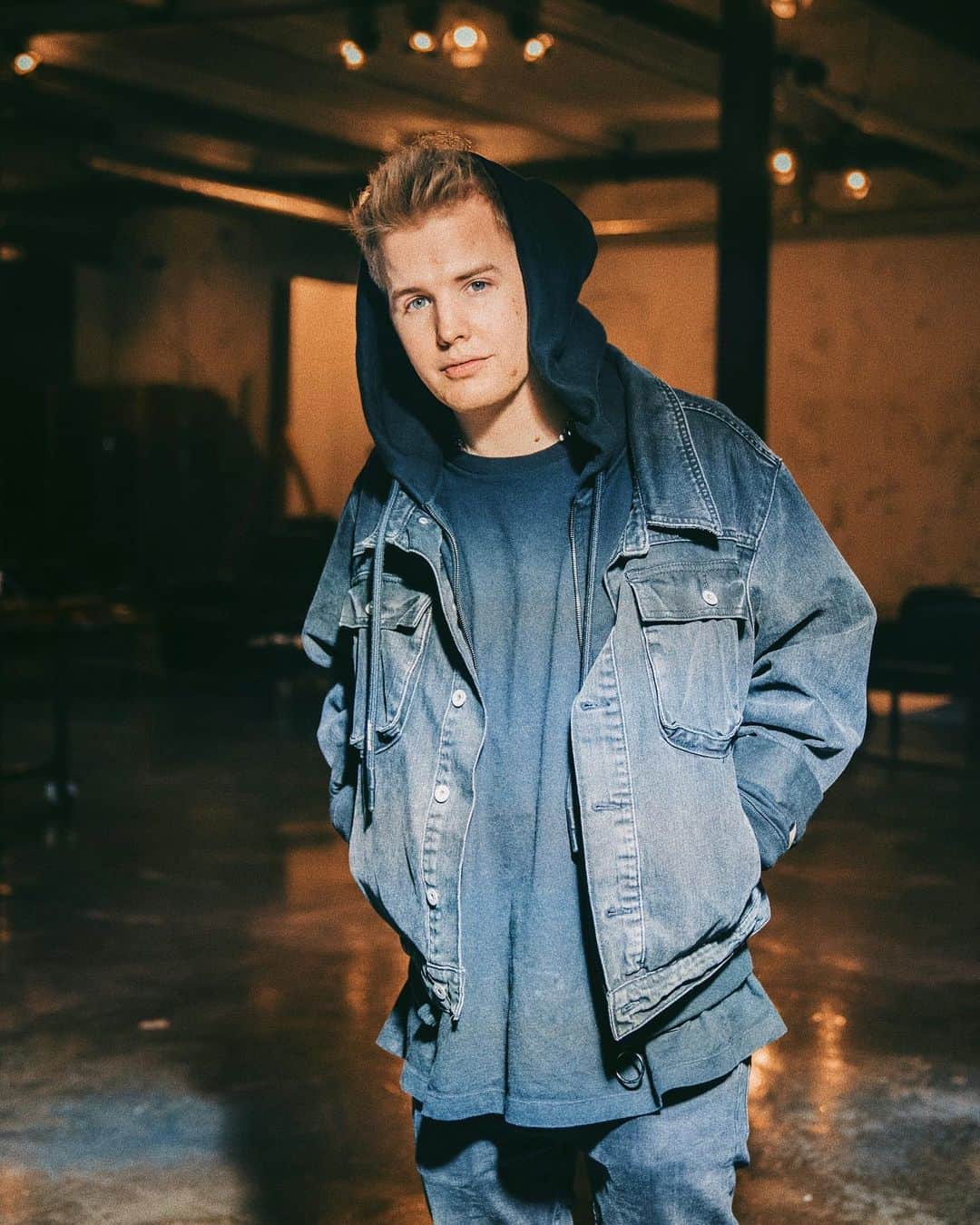 Kayefのインスタグラム：「Ready für neue Mucke? ✌🏻 Nächste Woche ist es soweit! #2uhrnachts」