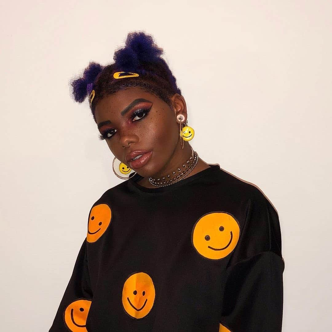 Instagramさんのインスタグラム写真 - (InstagramInstagram)「“I make clothing our inner child would be ecstatic to wear,” says 21-year-old fashion designer Hawwaa Ibrahim (@hellohawwaa). 😀❤️ A little over a year ago, they started their own brand, Because (@shopb_c); Hawwaa designs and makes everything by hand.⁣ ⁣ “We strive to be all-inclusive and welcome anyone ready for joy through fashion. Being Muslim and nonbinary has allowed me to be more open and understanding towards other people. My experiences have made me more outspoken against ignorance, more motivated for change and more expressive in my appearance. I know how it feels to be discriminated against and to feel like an outsider — I never want others to feel that way.⁣ ⁣ The smiley icons in my designs are a part of my collection ‘Down-Side Up.’ The idea is to smile when you look at it.⁣ ⁣ Expressing your inner child through fashion and not taking life so seriously is something I live by. Of course, there are serious moments in life, but we may as well find some joy to sprinkle in.”⁣ ⁣ #ThisWeekOnInstagram⁣ ⁣ Photo by @hellohawwaa」1月27日 1時51分 - instagram