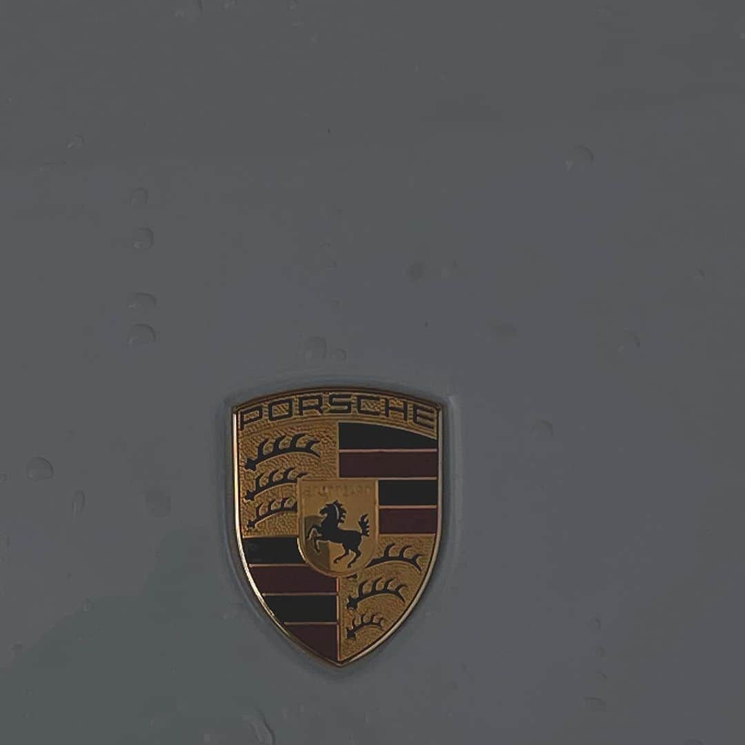 Mara Teigenのインスタグラム：「Racing in the rain 🤍」