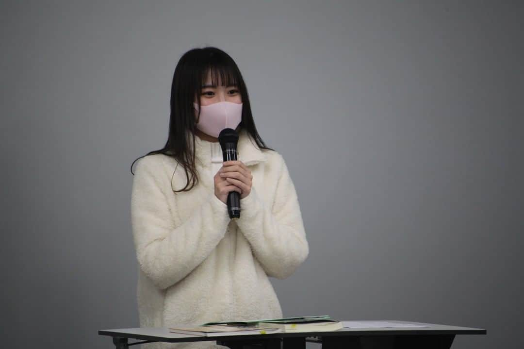 福岡女子短期大学さんのインスタグラム写真 - (福岡女子短期大学Instagram)「１月２２日（金）音楽科では、今年度実施された「令和3年度 福岡県公立学校教員採用候補者選考試験」において、中学校教諭（音楽）に内定した大滝さんが１年生に向けて活動報告を行いました。 . 実際に教員採用試験に挑んだ時の気持ち、採用試験対策にどう取り組んだ等、自分の体験をもとに１年生に向けて報告しました。 . １年生は採用試験に現役合格した先輩の姿に目を輝かせていました。大滝さんありがとうございました。 . 音楽科に関する情報は、#福岡女子短期大学音楽科　←こちらのハッシュタグをご覧ください . =======[ お知らせ ]======= 福岡女子短期大学の資料（2021大学案内📕）を無料送付中です。プロフィールのリンクからお気軽に申し込みください🌟 ======================= 子ども学科/健康栄養学科 音楽科/文化教養学科 . 福岡女子短期大学 住所：‪‪‪‪福岡県太宰府市五条四丁目16番‬1号‬‬‬ tel：‪‪‪092-922-4034‬‬‬（代表） ． #福岡女子短期大学　#太宰府の短大　#福女短　#学校 #福岡の女子短期大学 #音楽科　#ピアノ　#ピアノ大好き　#ピアノ好きな人と繋がりたい #演奏家 #福岡の短大っていいな #音楽好きな人と繋がりたい #ピアノ #クラシック音楽 #音大生 #音楽学部 #音大 #福岡の短大　#日本の短大　#中学校教諭　#音楽の先生　#音楽の先生の卵」1月26日 20時30分 - fukuoka_wjc