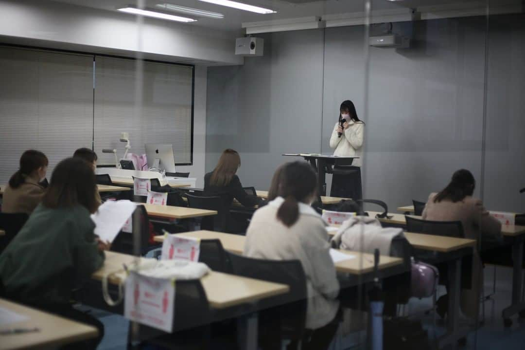 福岡女子短期大学さんのインスタグラム写真 - (福岡女子短期大学Instagram)「１月２２日（金）音楽科では、今年度実施された「令和3年度 福岡県公立学校教員採用候補者選考試験」において、中学校教諭（音楽）に内定した大滝さんが１年生に向けて活動報告を行いました。 . 実際に教員採用試験に挑んだ時の気持ち、採用試験対策にどう取り組んだ等、自分の体験をもとに１年生に向けて報告しました。 . １年生は採用試験に現役合格した先輩の姿に目を輝かせていました。大滝さんありがとうございました。 . 音楽科に関する情報は、#福岡女子短期大学音楽科　←こちらのハッシュタグをご覧ください . =======[ お知らせ ]======= 福岡女子短期大学の資料（2021大学案内📕）を無料送付中です。プロフィールのリンクからお気軽に申し込みください🌟 ======================= 子ども学科/健康栄養学科 音楽科/文化教養学科 . 福岡女子短期大学 住所：‪‪‪‪福岡県太宰府市五条四丁目16番‬1号‬‬‬ tel：‪‪‪092-922-4034‬‬‬（代表） ． #福岡女子短期大学　#太宰府の短大　#福女短　#学校 #福岡の女子短期大学 #音楽科　#ピアノ　#ピアノ大好き　#ピアノ好きな人と繋がりたい #演奏家 #福岡の短大っていいな #音楽好きな人と繋がりたい #ピアノ #クラシック音楽 #音大生 #音楽学部 #音大 #福岡の短大　#日本の短大　#中学校教諭　#音楽の先生　#音楽の先生の卵」1月26日 20時30分 - fukuoka_wjc