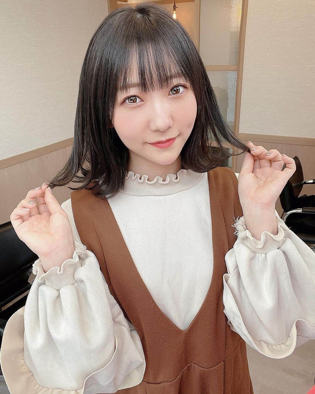 夏川愛実のインスタグラム：「髪色の変動がすごい笑﻿ ﻿  透明感ばちばちにいいかんじ🥰﻿ @q_kazuyan_p さん急遽だったのにありがとうございました🙌﻿  ﻿ これから色落ちも楽しみ！✨﻿ ﻿ ﻿ #美容院#ニューヘアー#暗髪#外ハネ﻿ #ロブ#透明感#透け感#暗髪ヘア﻿ ﻿ ﻿ ﻿」