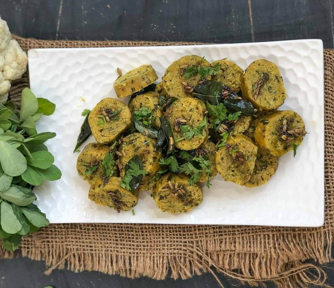 Archana's Kitchenさんのインスタグラム写真 - (Archana's KitchenInstagram)「Cauliflower Palak Methi Muthia Recipe is a Gujarati muthia made with the added goodness of methi leaves, spinach leaves and cauliflower, all of which are diabetic friendly ingredients. Serve these muthias a tea time snack along with hot masala chai. Get the recipe from the smart.bio link in my profile @archanaskitchen . . . . . . #recipes #easyrecipes #snacks #teatime #teatimesnacks #patty #archanaskitchen #healthyeating #highprotein #eatfit #cooking #food #healthyrecipes #foodphotography #recipeoftheday #comfortfood #deliciousfood #delicious #instayum #food #tandoori #alootikki #tandoorialoo」1月26日 20時30分 - archanaskitchen
