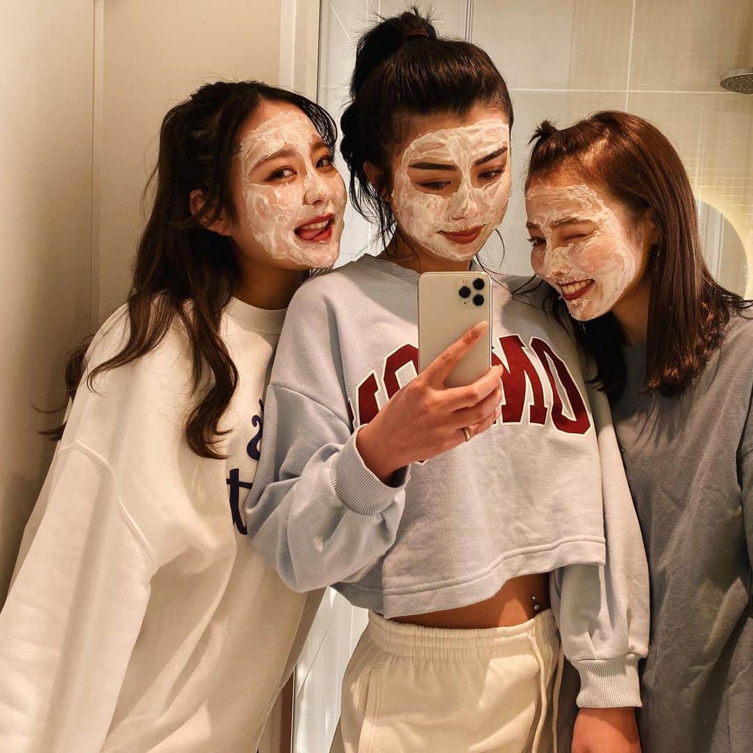 のインスタグラム：「． とっても素敵な撮影ができたよ 撮影→自分で確認 ていう初の試み。笑  選びながらワクワクしてる。  2人ともありがとう♡♡  新商品発売が楽しみになりました詳細は後ほど😌」