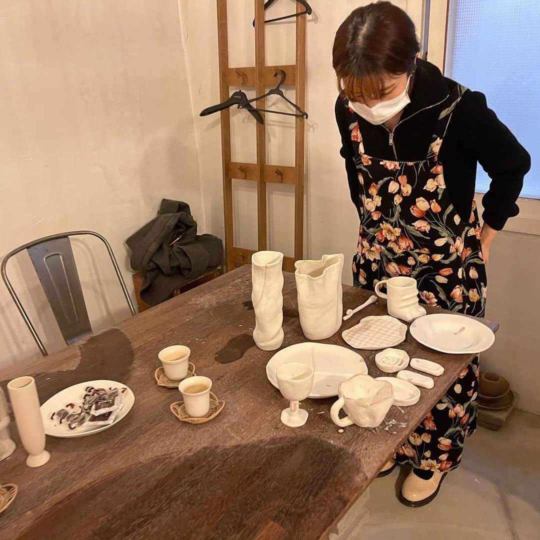 ネオンムーンのインスタグラム：「도자기 클래스 마지막 수업💆🏼‍♀️  승모근 불태우는 사포질과 컬러링, 유약 바르기 까지! 완성된거 궁금하다🤗」