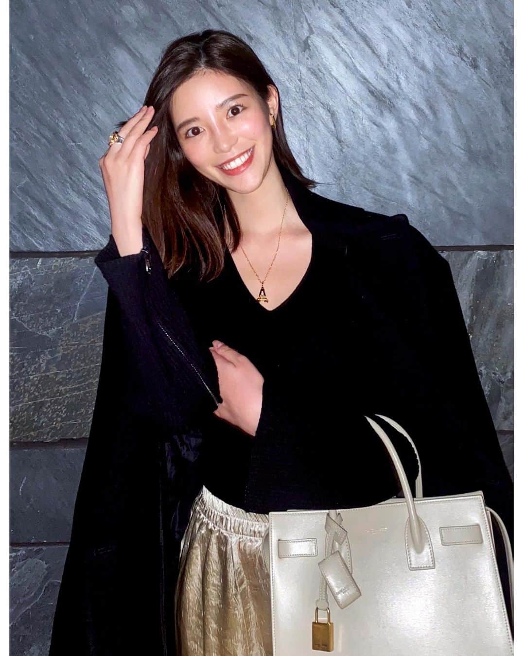 咲和希さんのインスタグラム写真 - (咲和希Instagram)「いつかのシンプルな服🖤 大人気分の時は前髪流します☺︎ #かずきふく」1月26日 20時24分 - kazukiy21
