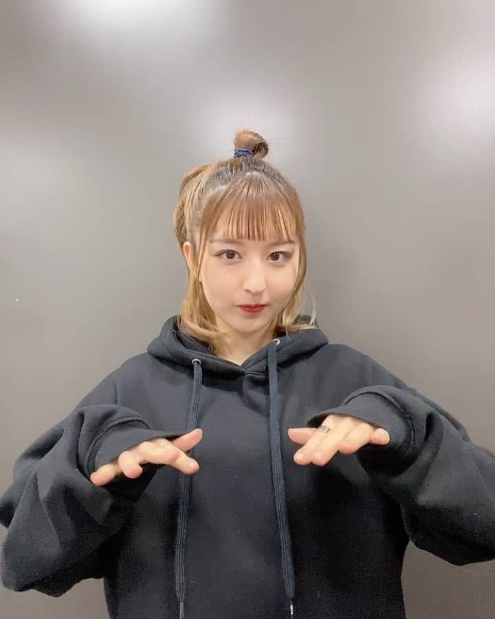 のインスタグラム：「. 2月にみんなに嬉しいお知らせ があるよ〜☺︎ 今日はその為の打ち合わせ やったんやけど、 やる事がたくさんでめっちゃ わくわくしとるよ〜🤍 どこかにヒントが隠れてるけど 誰も当てられないはず〜笑 #りかりこ #双子 #ファッション #パーカー #お団子 #ヘアアレンジ #オン眉 #ボブ #twins #japan #fashion #instapic」
