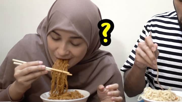 Zaskia Sungkarのインスタグラム：「Dibajak shireen 🐛 laper apa rakus? Jangan lupa nonton youtube @sungkarsfamily terbaru ya  . Aku sayang adek ku banget kalian harus tau yah ,tolong  Aku udah engap ,nulis caption aja mager   Uploaded by shireen 🤣」