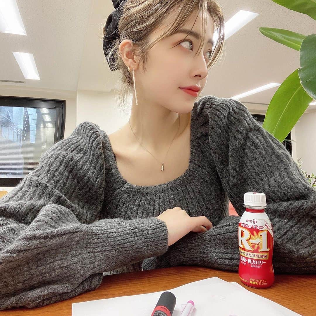 夏焼雅さんのインスタグラム写真 - (夏焼雅Instagram)「ワタシ。赤い物がすきなのかも♡🍒  ﻿ コンビニ行ったら最近よく買うもの〜🛒𓂃٭﻿ ﻿ ▶︎R1🐄▶︎皮むきりんご🧃▶︎玄米茶🫖﻿ ﻿ この時期は特に体調を崩しやすいのでみんな気をつけてくださいね♡ ﻿ #体調管理 #コンビニスイーツ  #最近のすきなもの」1月26日 20時24分 - miyaaa0825