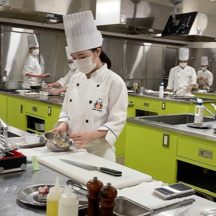 札幌ベルエポック製菓調理専門学校【公式】のインスタグラム：「製菓・調理師科2年生  最後の実技試験‼️ 課題は「カルボナーラ」  手軽に作れるパスタ だからこそ奥が深いもの。 2年間で何度も作ってきた 集大成を披露しました👏✨  2年生のみなさんお疲れ様でした😊  #おでかけ授業 #特別授業 #業界直結 #プロから学ぶ #本物 #学び #製菓  #調理  #カフェ  #製菓調理専門学校ベルエポック #衛生管理  #食材教育 #札幌ベルエポック製菓調理専門学校 #いろいろな体験と #たくさんの出逢い #可能性が広がる #ベルエポック」