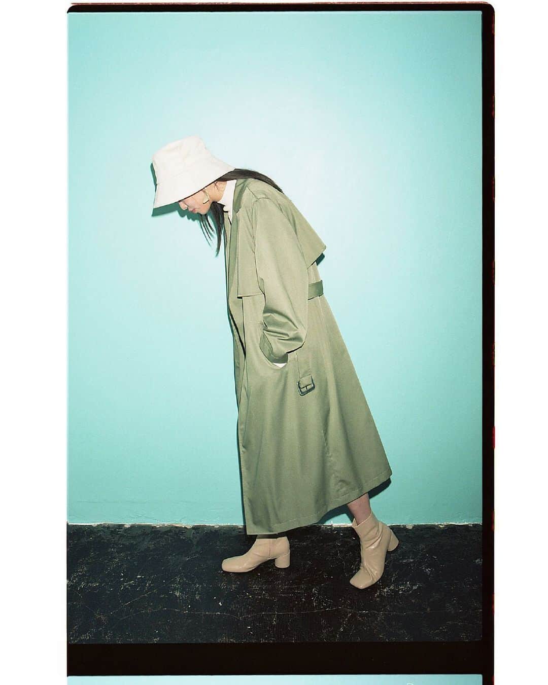 のインスタグラム：「New spring with trench coat mayuu yokota _____________________________________________ 袖を通すだけで、気持ちを新たな季節へと誘うトレンチコート。 スタンダードなワードローブだからこそ、ほかにはない特別な一枚を見つけたい。 今年はトレンチコートを構成する要素の中でも重要なボタンをあえて外し、ミニマルなデザインに仕立てることで、よりモードでエレガンスなムードに。 イノセントな空気感はそのままに、垣間見せる大人の表情で魅了するモデル・横田真悠が着こなします。  SHEL'TTER WEBSTORE・ZOZOTOWNにて先行予約発売中 SLY店舗1/29(FRI)入荷予定 ☑︎TRENCH GOWN (030ESY30-0810) KHA,GRY,BEG,BLU ¥12,000+tax  2月発売予定 ☑︎STEP HEM MG TOPS (030ESH70-3720) IVOY,L/ORG,BLK ¥6,000+tax  SHEL'TTER WEBSTORE・ZOZOTOWNにて先行予約発売中 SLY店舗2月入荷予定 ☑︎VEGAN LEATHER BUCKET HAT (030ESR56-3700) IVOY,BLK ¥4,000+tax  全てSLY店舗・SHEL'TTER WEBSTORE・ZOZOTOWNにて発売中 ☑︎CLEAR MARBLE EARRING (030ESA56-0330) L/YEL,GRN ¥3,500+tax  ☑︎COLUMN HEEL SHORT BOOTS (030ESM55-1810) L/BEG,GLD,BLK ¥10,900+tax _____________________________________________ #SLY #SLY_fav」