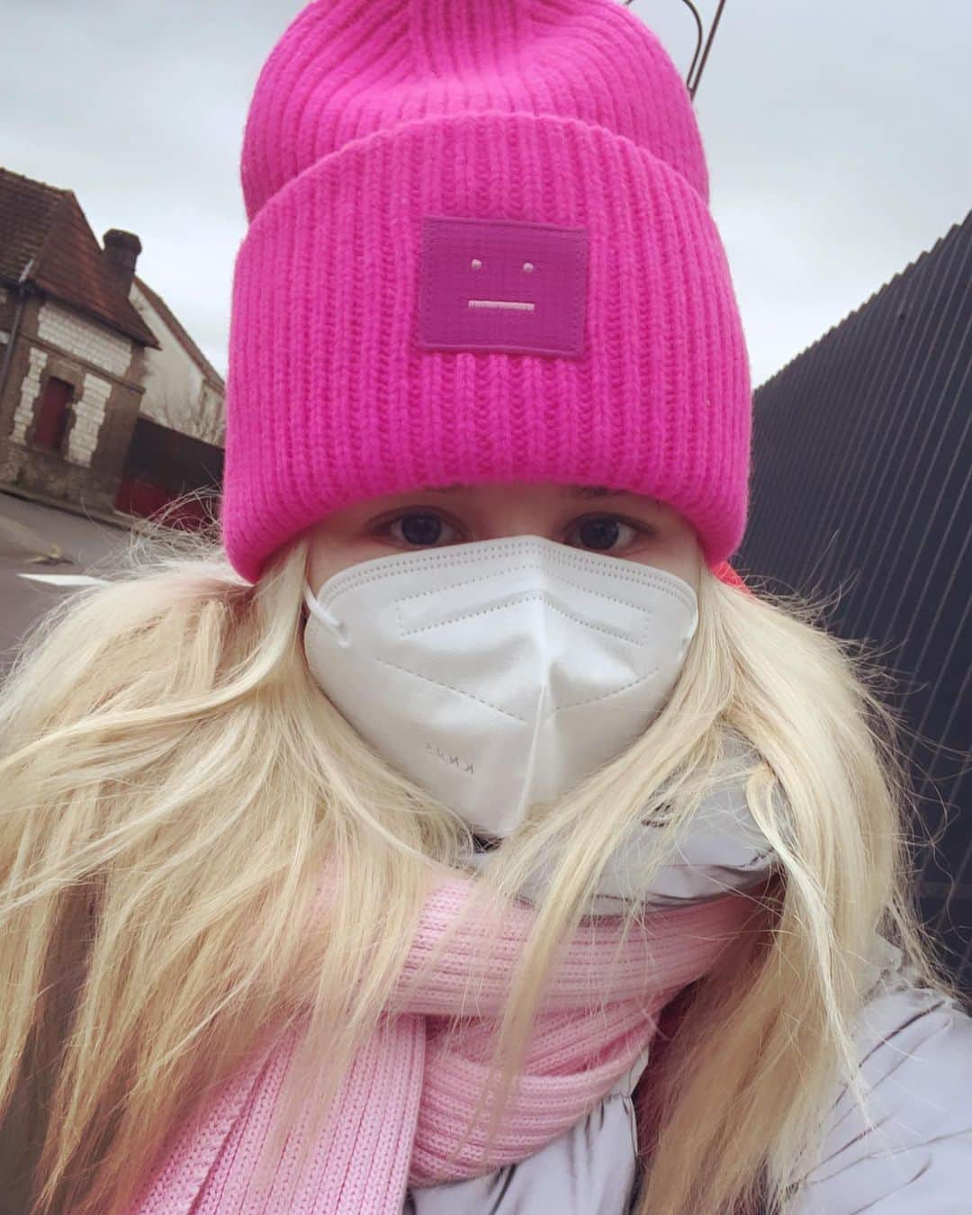 ヤナ・ノスコワのインスタグラム：「🥰 #happy 😷」