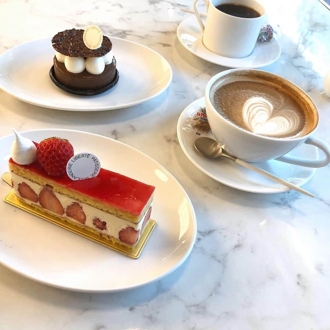 朝日奈芙季のインスタグラム：「いつかの写真👩🏼‍🍳🍓 ﻿ ﻿  ここのお店で食べたケーキがとっても﻿ 美味しかったの！！﻿ 濃厚なチョコムースに、﻿ 上に乗っているパリパリが合う〜🐕‍🦺🐕‍🦺 ﻿ ﻿ チョコ好きさん必見！♡﻿ ﻿ ﻿ みなさんも﻿ 甘いものを食べたりして﻿ 自分に小さなご褒美をあげてくださいねっ☺️﻿ ﻿ ﻿ #cake #sweets #chocolatecake」