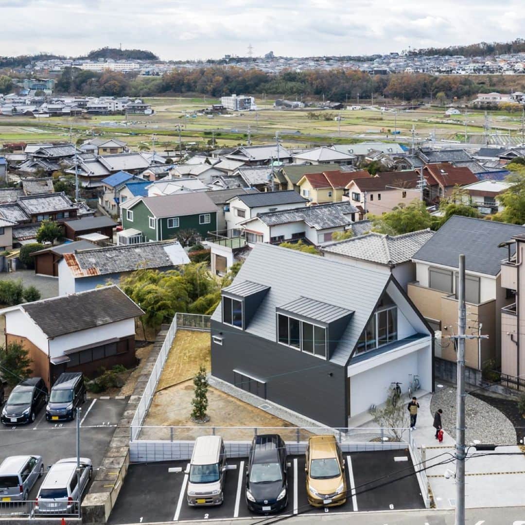Horibe Associates co., ltd. のインスタグラム：「・ #ボルダリングルーム のある家  more⇨@horibeassociates  photo @yoheisasakura   #architecture#architect#architecturephoto#architecturephotografy#ボルダリング#instahome#architettura#Kiếntrúc#arquitectura#Architektur#Arkitekture#architexture #マイホーム記録#マイホームメモ#クライミング#家型#キッチン収納#bouldering#boulderingroom#climbing#住宅 #建築家」