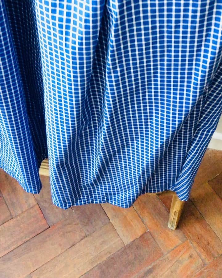 のインスタグラム：「Available timeless Colenimo spring dress on online store now☺️💙 春のコレニモドレス、アップしました。飽きの来ないバランスの取れた青。ずっと着てもらいたい。#madeinengland #naturalfabric #slowfashion #smallproduction #shoplocal #コレニモ」