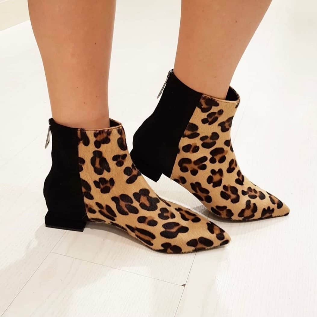 イズロさんのインスタグラム写真 - (イズロInstagram)「#islo #isabellalorusso #isabellalorussoshoes #shoes #ankleboots #bestseller #leather #shop #rivenditoreautorizzato #in&out #in&outabbihliamento #lendinara#fashion #shoesaddict #style #moda #shopping #madeinitaly #animalier #maculato #staytuned #martine」1月26日 20時35分 - islo_isabellalorusso