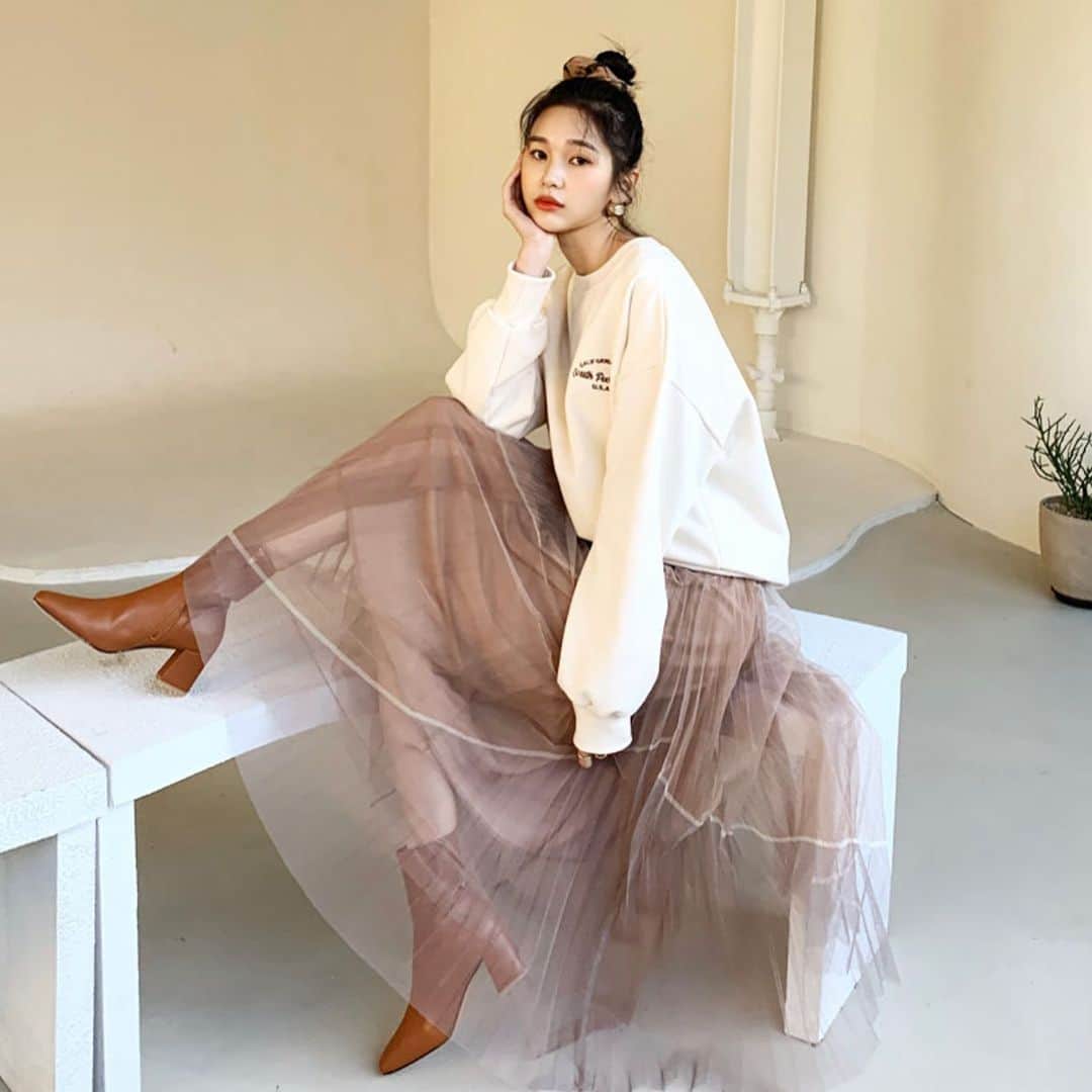 Fleur Fleurのインスタグラム：「粉色系裙子係特別令人喜愛嘅🥰💖💖💖 其中一個最熱賣嘅款式😌✨✨ 重點係裙子係傳橡筋要㗎！🌷🌷🌷 會特別顯瘦哦！  全線SS21都可享有八五折優惠 ⭐️CNY特別加送🌺: 購買三件全單八折！⭐️ 購物滿港幣$2500更可享免費順豐送貨服務！ 歡迎上嚟銅鑼灣門市試穿或者inbox直接購買 whatsapp: 5562-9458  銅鑼灣門市地址：銅鑼灣恩平道52號2樓A室」
