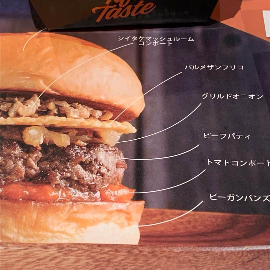 結城さなえさんのインスタグラム写真 - (結城さなえInstagram)「んまー✨❤︎✨❤︎  UMAMIバーガー🍔🍔🍔  #ビーフパティ  #シイタケ　 #マッシュルーム　のコンポート #パルメザンフリコ #トマト　の #コンポート　 #マリアージュ #最高　 #ウマミバーガー  #umamiburger  #hamburger  #gourmet」1月26日 20時40分 - yuukisanae