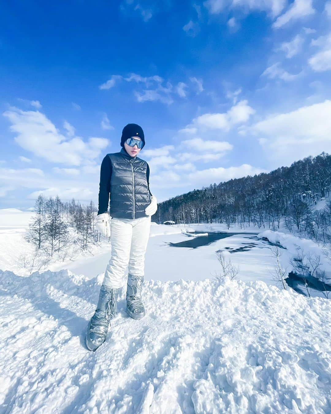 Syahriniさんのインスタグラム写真 - (SyahriniInstagram)「•  Something About The Winter, Just Make You Want To Fall In Love !  ________________ 𝓢𝓨𝓡 ________________  #PrincesSyahrini #Winter2021 #WinterWonderland」1月26日 20時44分 - princessyahrini