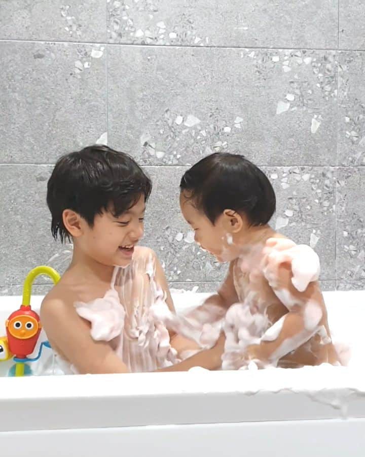 のインスタグラム：「샤워기를 입으로 직접 분사해도 피부면역력이 약한 아이들의 몸을 씻겨도 작년과 같은 수돗물 유충사건  적수와 이물질발견등의 사건이 터져도 세계 아토피협회에서 인증하고 아토피개선이 검증된 Made in 대한민국👍 올바디아토비타필터샤워기  수압걱정 ❌  절수도 절세도 시간절약까지도 아토비타샤워기로❤  즐겁고 건강한 오늘의 목욕시간🎶  아토비타필터샤워기는 내일 수요일까지 랍니다💧」