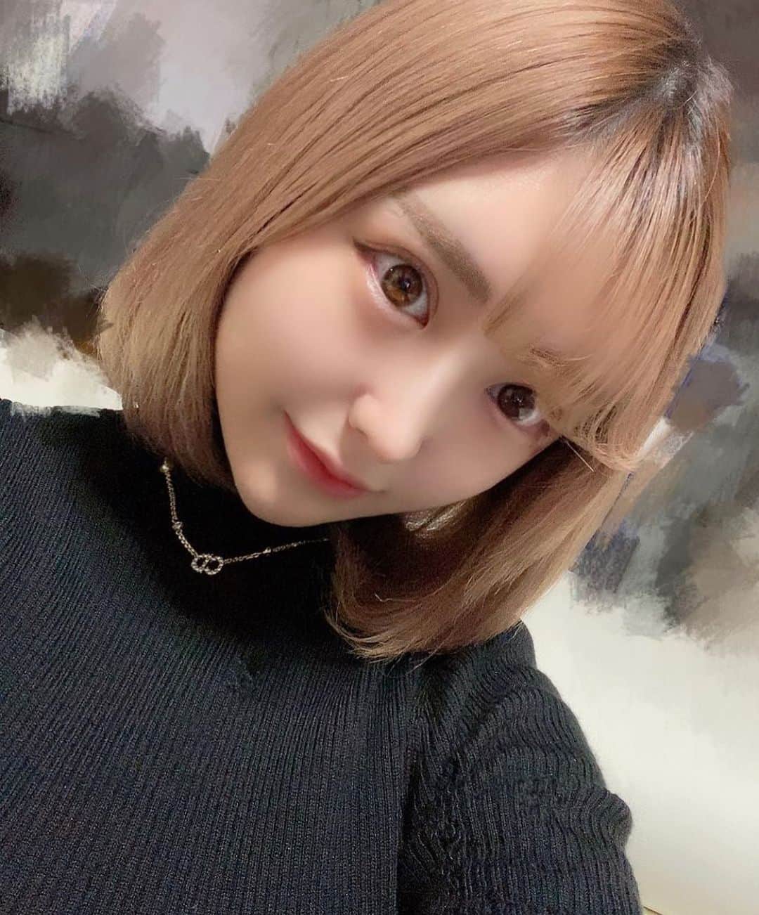 のインスタグラム：「投稿さぼってた  あちゃ😵 ﻿  何があってもすきな気持ちは変わらない〜🎵  いい歌教えて  3分でおわる化粧顔薄💭 .﻿ .﻿ ﻿  #シーシャ #女子大 #名古屋インスタ映え #愛知 #名古屋 #名駅 #錦三丁目 #錦 #錦3 #キャバクラ #キャバ嬢 #ショートカット #シャンパン #整形 #歌舞伎町 #北新地 #ミナミ #祇園 #中洲 #すすきの #nagoya #ootd #follow #followｍe」