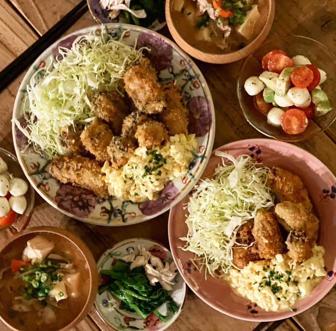 Atsukoのインスタグラム：「今日の晩ご飯 2021.01.26  牡蠣フライ タルタルソース添え 菜の花とササミの中華風 トマトとアボカドとモッツァレラチーズのサラダ 豚汁  娘の友達が広島産の牡蠣を送ってくれたので今日は牡蠣フライ❤ 今日は仕事だったので、豚汁などの副菜を先に作り、牡蠣が届いたのが19時過ぎ。それから衣つけて揚げてごはん。 牡蠣フライ、めっちゃ美味しかったーーーー🤣🤣🤣🤣 ちなみに手前が私のお皿。奥は娘の😂 めっちゃ牡蠣好きなので、山盛りたべてました🤣 いや、あんまり牡蠣とくいじゃないんだけど、凄く美味しかった😍😍 素敵な贈り物をありがとうございました✨✨✨」