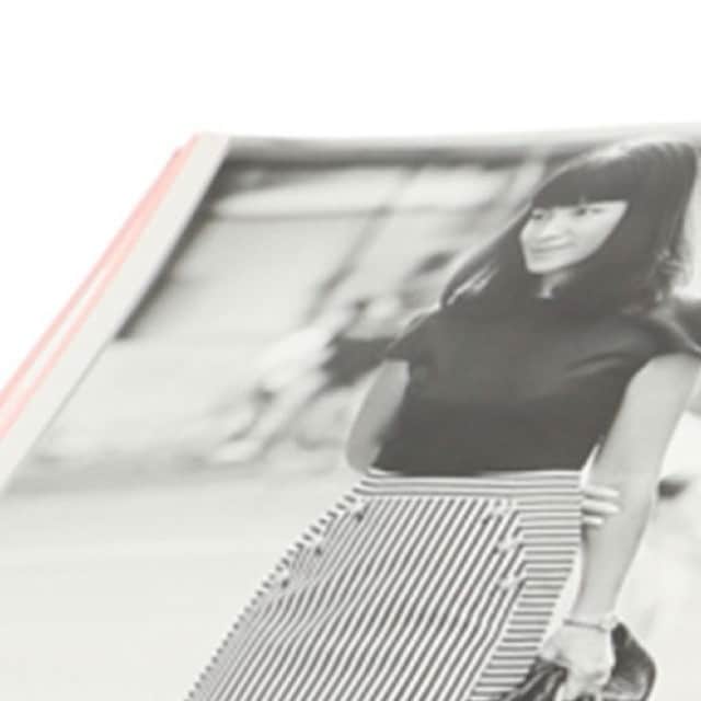 BORDERS at BALCONYのインスタグラム：「ブランド初の書籍が出来上がりました！⁠ ⁠ デザイナーである柴田陽子が自ら執筆した、⁠ 経営者としてのビジネスに対する向き合い方にはじまり、⁠ ブランドフィロソフィーやボーダーズの女性像・洋服に詰まった数々のこだわりについて。さらにボーダーズの誕生秘話、このために撮り下ろした歴代のコレクションなど、アパレルブランドの枠にとらわれない「BORDERS at BALCONY」の全てが詰まった一冊になっております。⁠ ⁠ 是非ご覧ください！⁠  Our first brand book is ready now!  The book is written by designer Yoko Shibata.  The book begins with about her business management.  It also tells our brand philosophy, our commitment, and the behind story of the birth of Borders at balcony.  It also includes gallery of our successive collections,  This is the book of “BORDERS at BALCONY”  Please have a look✨  ⁠ ⁠ #bordersatbalcony #ボーダーズアットバルコニー #ボーダーズ #BORDERS #柴田陽子 #yokoshibata⁠ #新商品発売 #productlaunch #comingsoon#newproductalert #新商品」
