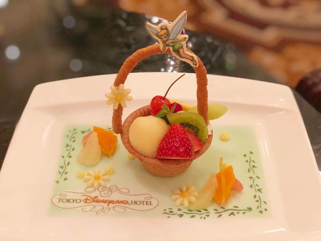 橘ゆりかのインスタグラム：「🍓🌼🧁🍨﻿ ﻿ ﻿ ティンカーベルが舞ってる﻿ 春を感じるかわいいスイーツ〜🧚🏻‍♀️💕﻿ ﻿ 🧺の器も全部食べられるし﻿、お花もホワイトチョコレートになってておいしかったなぁ🥰﻿ ﻿ パスタセット大満足でした🍝✨﻿ ﻿ ﻿ #ドリーマーズラウンジ﻿ #東京ディズニーランドホテル #ティンカーベル #スイーツ好き #tokyodisneylandhotel #dreamerslounge #tdr #disneygram #tinkerbell #🧚🏻‍♀️」
