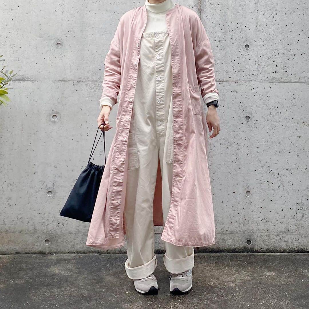 ryokoさんのインスタグラム写真 - (ryokoInstagram)「▪︎ . 🌸🦢 ピンクのアトリエローブと白のオーバーオール . . . dress #harvesty overalls #harvesty knit #muji bag #era_goods  shoes #newbalance996」1月26日 20時50分 - ryo___ka