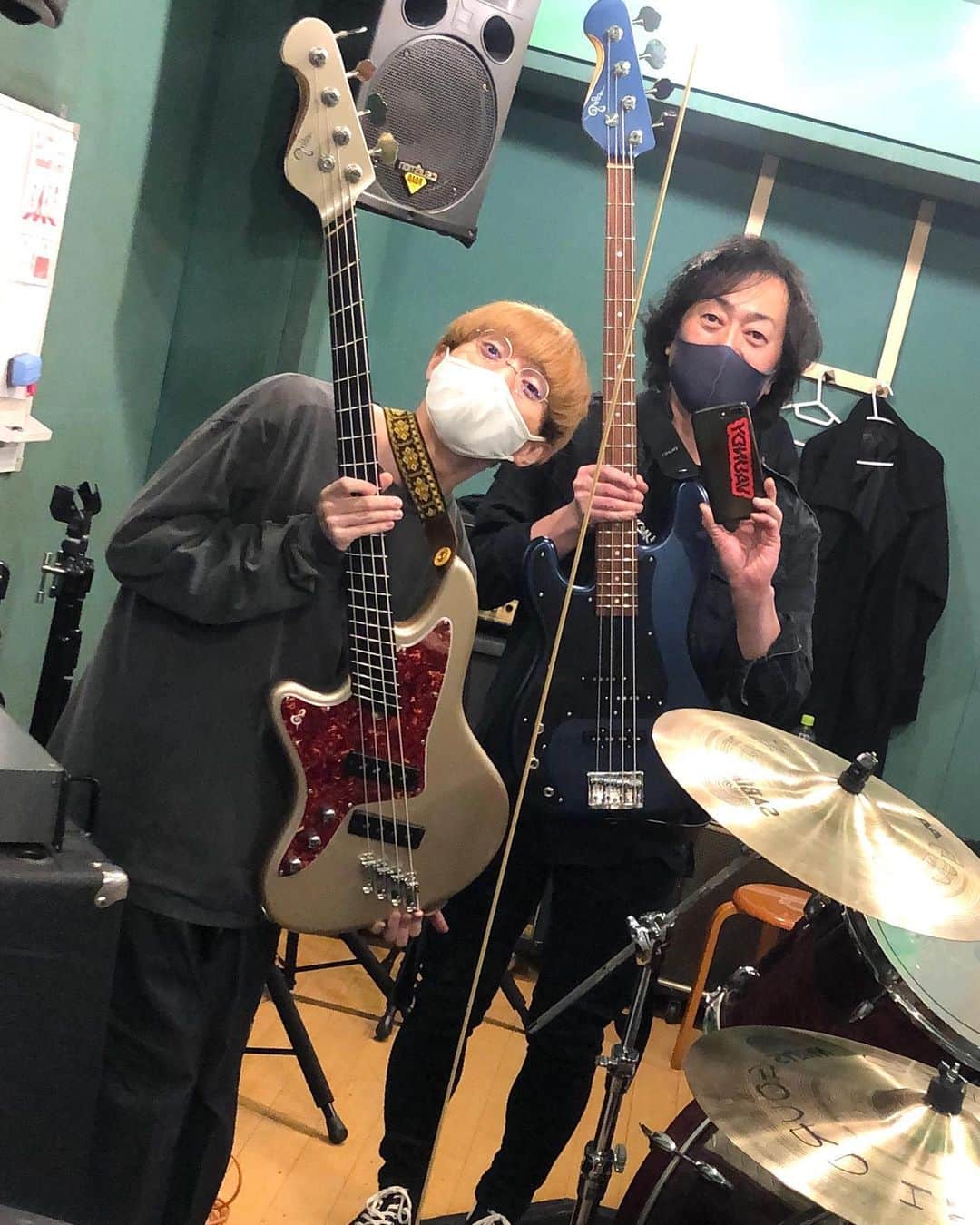 有江嘉典さんのインスタグラム写真 - (有江嘉典Instagram)「ハンブレッダーズba.でらしのレッスン。2人ともsagoのベースでした。ワタシ何気にsago new bassです。 #sagonewmaterialguitars #ハンブレッダーズ #でらし #有江嘉典」1月26日 20時50分 - yoshinori_arie
