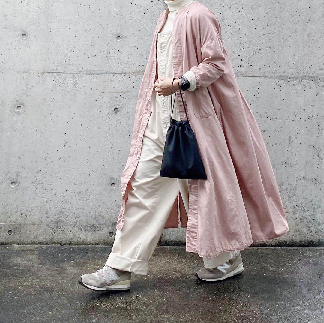 ryokoのインスタグラム：「▪︎ . 🌸🦢 ピンクのアトリエローブと白のオーバーオール . . . dress #harvesty overalls #harvesty knit #muji bag #era_goods  shoes #newbalance996」