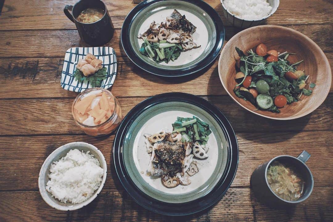 藤田敦子のインスタグラム：「ㅤ 【#blendakitchen 】 Dinner ✔︎めばると蓮根、小松菜の香味ネギだれ ✔︎グリーンサラダ ✔︎にんじんとかぶの糠漬け ✔︎ @yamayafan のできたてめんたい ✔︎白菜とにんじんの卵スープ ㅤ slide▶︎▶︎リアルカラーPhoto」