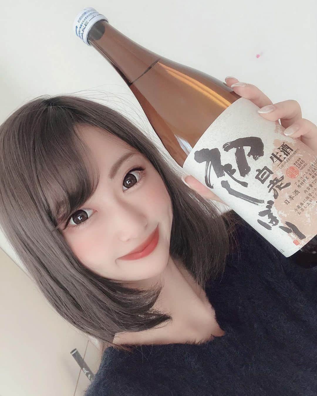 KAGAWACHIHOのインスタグラム：「もう飲みましたか🍶❓💕  ・ ・ この時期に市場にでてくる「新酒」✨ みなさんはもういただきましたか❓♡ ・ ・ そもそも新酒ってなんだっけ🤔？  という方もそうでない方も復習しましょう👇👇👇  【#新酒】 去年の秋に収穫されたお米で🌾つくられ、 去年の秋〜今年の3月くらいまで出回るお酒のこと🍶  つまり❗️大体11月〜3月頃に新酒がでまわってきます🍶  新酒にも色々ありまして、  【#初しぼり】・・・ その年1番初めに仕込まれて1番はじめにしぼられた初物。  【#しぼりたて】・・・ 貯蔵されずにしぼってすぐに出荷されたもの。 しぼりたてで出荷＝火入れをしていない(加熱処理) つまり「#生酒」だから酵母や酵素がまで生きているので 高温多湿は避けたり冷蔵庫で保管した方がいいですね✨ ・ ・ ・ 今回飲んだ初しぼりは#澤田酒造 様のもの🍶  母の常滑に住むお友達が準グランプリのお祝いで 送ってくださったとてもめでたいものでした👏 フレッシュで若々しく美味しかったです🥺🤍  みなさんはどんな新酒をのみましたか🍶？ おすすめの新酒もぜひぜひ教えてほしいです💕  ❁.｡.:*:.｡.✽.｡.:*:.｡.❁.｡.:*:.｡.✽.｡.:*:❁.｡.:*:.｡.✽.｡.:*:.｡.❁  Around  November to March, you will see new Sake everywhere at liquor store, #izakaya (Japanese pub) and so on🍶　This new Sake is called #Shinshu in Japanese which is sake that is ...new😆 Well, Sake  rice harvested that sake year have been used for Shinshu🌾 Among Shinshu( new Sake ) #Hatsushibori means very first Sake among Shinshu and #Shiboritate means Shinshu which is not pasteurized🔥 ・ ・ We will update more information about Japanese culture ( and Japanese sake) so please follow us and please do not miss out on our special infomation🌸 Thank  you very much😊🤍 ・ ・ #日本酒好きな人と繋がりたい#愛知の地酒#日本酒#ポン酒タグラム#ポン酒#日本酒女子#日本酒好き#日本酒で乾杯  #ミス日本酒#ミス日本酒愛知#ミスSAKE#ミスSAKE愛知 #japanesegirl#sawadashuzo#japaneseculture#japan #misssake#misssakeaich#sake#japanese#japan#🍶」