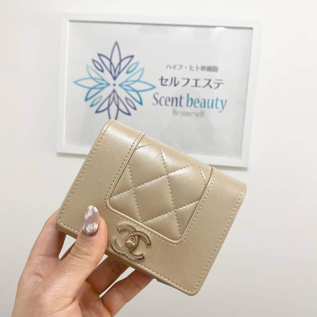 yurieさんのインスタグラム写真 - (yurieInstagram)「2021年、新調したお財布を いつも行ってるセルフエステ@scentbeauty.roppongi でガラスコーティングしました☺️✨  スマホやりたかったけど、画面が割れてて出来なかったの😭✨  液状のガラスをコーティングして、傷や汚れから守ってくれて抗菌抗ウィルスにもなるんだって☺️✨  スマホは丈夫になるし、レザーものは角スレとかしにくくなるの✨  スマホは4000円 お財布は8800円  私のお財布のサイズは小さめだったので6800円でした✨  二点以上同時施工で10%オフになるよ✨  コーティング時間も15分くらいだったし、この一手間をするだけで綺麗な状態を長持ちできる🥺❤️  効果は一度で半永久的らしい✨  #ガラスコーティング #バッグのアンチエイジング #レザーコーティング」1月26日 20時52分 - yurie808golf