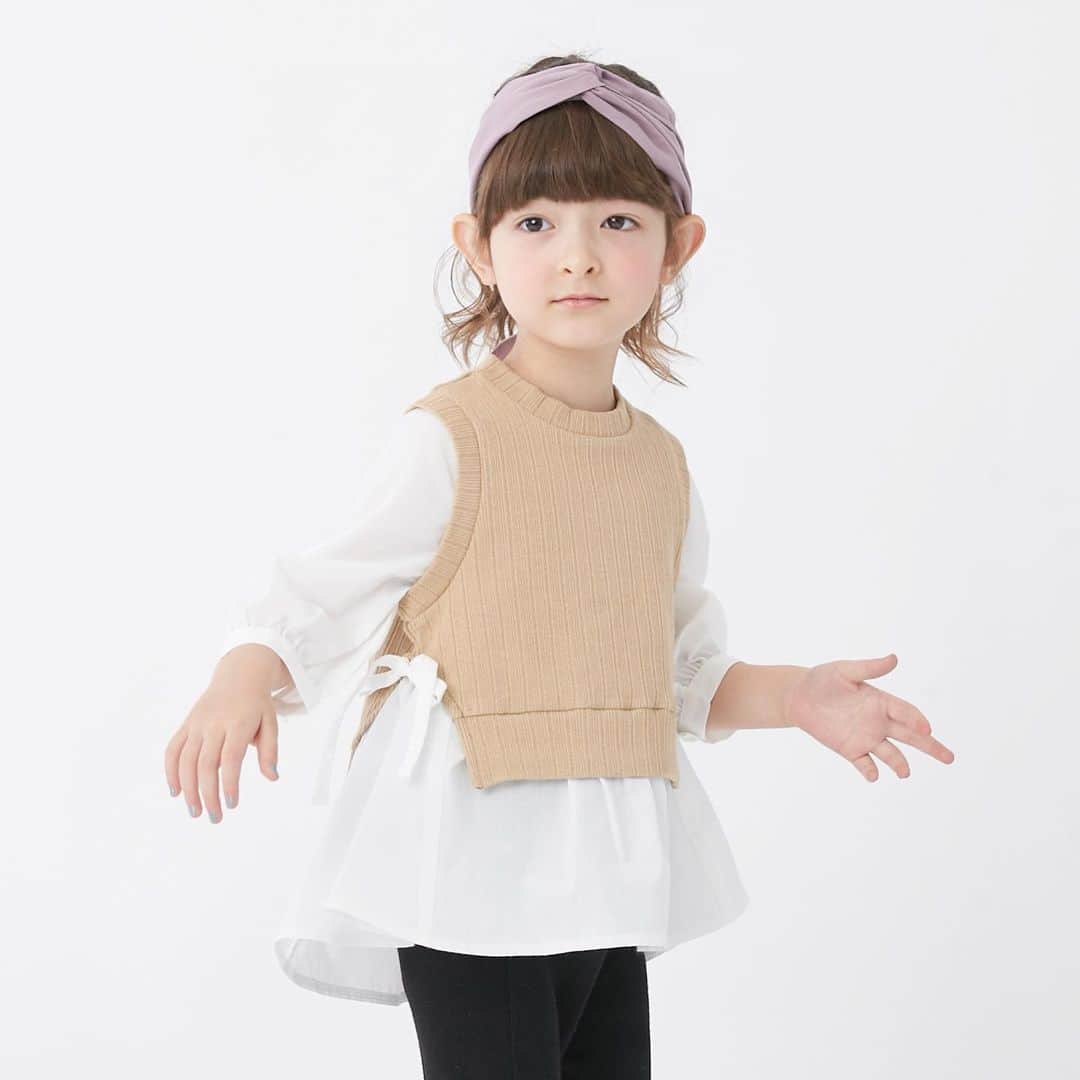 petit mainさんのインスタグラム写真 - (petit mainInstagram)「.﻿ 💫姉妹でお揃いも💫﻿ ﻿ 重ね着スタイルが着るだけで叶う人気のベストつきトップスは、ベージュにクロのレギンスでおしゃれにまとめよう！﻿ ペプラム風に広がる裾と、縦のリブボトムでスタイルアップも。﻿ 暖かくなったらお揃いスタイルで出かけよう！！﻿ ﻿ ﻿ 〈プティマイン キッズ〉﻿ 9611209 ベストドッキングシャツ ￥2,860 (税込)﻿ サイズ 80-130㎝﻿ ﻿ 9611110 チェリーモチーフレギンス ￥2,090 (税込)﻿ サイズ 80-110㎝﻿ ﻿ 9611432 ヘアバンド ¥1,650(税込)﻿ サイズ F﻿ ○2月上旬ショップ先行発売予定 ﻿ 他参考商品﻿ ﻿ モデル107㎝ / 着用100㎝﻿ ﻿ ﻿ 〈リセマイン ジュニア〉﻿ 8411209 ベストドッキングシャツ ￥2,860 (税込)﻿ サイズ S（140㎝）・M（150 ㎝）﻿ ﻿ 8411113 スリットラインレギンス ￥2,530 (税込)﻿ サイズ S（140㎝）・M（150 ㎝）﻿ ﻿ 他参考商品﻿ ﻿ モデル144㎝ / 着用 140㎝﻿ ﻿ ♡プティマインの姉妹ブランドです。詳しくは @lyceemine_official をご覧ください！﻿ ﻿ ﻿ ﻿ ※入荷、在庫状況は店舗によって異なる場合がございます。ご利用の店舗にお問い合わせ下さい。﻿ ※オンラインの入荷は2週間ほど遅れます。入荷・在庫状況について詳しくはナルミヤオンラインまでお問い合わせ下さい。﻿ @narumiyaonline_official ﻿ ﻿ ﻿ ﻿ ﻿ ﻿ ﻿ #petitmain #プティマイン #プティキッズ #プティの新作 #ナルミヤオンライン #narumiyaonline #女の子ベビー #男の子ベビー #むすめふく #むすこーで #おうち時間 #子どものいる暮らし #赤ちゃんのいる暮らし #子育てグラム #instafashion #instagood #リンクコーデ #ママとお揃い #キッズとお揃い」1月26日 20時54分 - petitmain_official