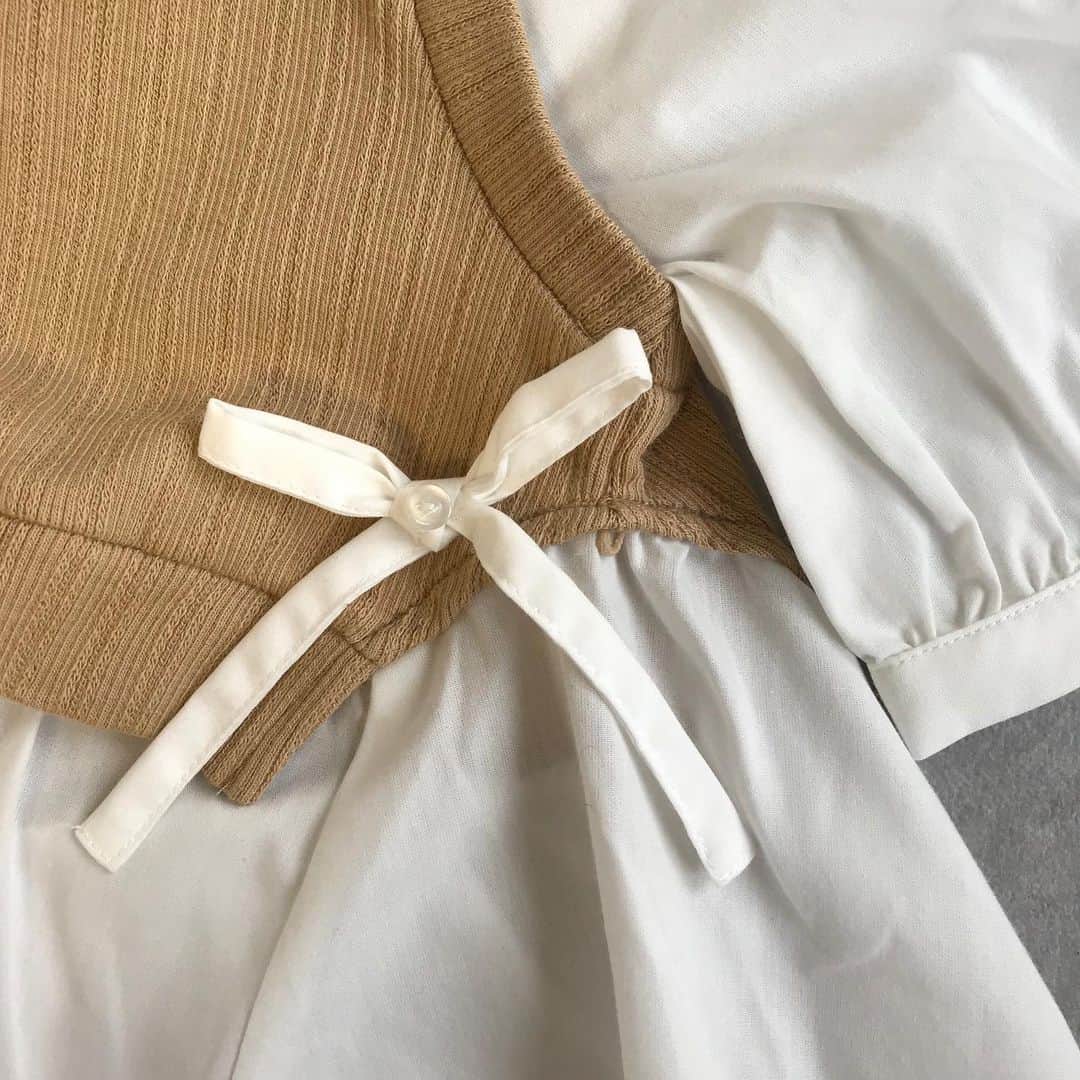 petit mainさんのインスタグラム写真 - (petit mainInstagram)「.﻿ 💫姉妹でお揃いも💫﻿ ﻿ 重ね着スタイルが着るだけで叶う人気のベストつきトップスは、ベージュにクロのレギンスでおしゃれにまとめよう！﻿ ペプラム風に広がる裾と、縦のリブボトムでスタイルアップも。﻿ 暖かくなったらお揃いスタイルで出かけよう！！﻿ ﻿ ﻿ 〈プティマイン キッズ〉﻿ 9611209 ベストドッキングシャツ ￥2,860 (税込)﻿ サイズ 80-130㎝﻿ ﻿ 9611110 チェリーモチーフレギンス ￥2,090 (税込)﻿ サイズ 80-110㎝﻿ ﻿ 9611432 ヘアバンド ¥1,650(税込)﻿ サイズ F﻿ ○2月上旬ショップ先行発売予定 ﻿ 他参考商品﻿ ﻿ モデル107㎝ / 着用100㎝﻿ ﻿ ﻿ 〈リセマイン ジュニア〉﻿ 8411209 ベストドッキングシャツ ￥2,860 (税込)﻿ サイズ S（140㎝）・M（150 ㎝）﻿ ﻿ 8411113 スリットラインレギンス ￥2,530 (税込)﻿ サイズ S（140㎝）・M（150 ㎝）﻿ ﻿ 他参考商品﻿ ﻿ モデル144㎝ / 着用 140㎝﻿ ﻿ ♡プティマインの姉妹ブランドです。詳しくは @lyceemine_official をご覧ください！﻿ ﻿ ﻿ ﻿ ※入荷、在庫状況は店舗によって異なる場合がございます。ご利用の店舗にお問い合わせ下さい。﻿ ※オンラインの入荷は2週間ほど遅れます。入荷・在庫状況について詳しくはナルミヤオンラインまでお問い合わせ下さい。﻿ @narumiyaonline_official ﻿ ﻿ ﻿ ﻿ ﻿ ﻿ ﻿ #petitmain #プティマイン #プティキッズ #プティの新作 #ナルミヤオンライン #narumiyaonline #女の子ベビー #男の子ベビー #むすめふく #むすこーで #おうち時間 #子どものいる暮らし #赤ちゃんのいる暮らし #子育てグラム #instafashion #instagood #リンクコーデ #ママとお揃い #キッズとお揃い」1月26日 20時54分 - petitmain_official