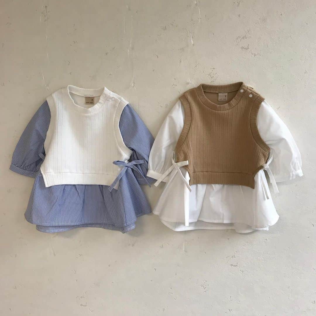 petit mainさんのインスタグラム写真 - (petit mainInstagram)「.﻿ 💫姉妹でお揃いも💫﻿ ﻿ 重ね着スタイルが着るだけで叶う人気のベストつきトップスは、ベージュにクロのレギンスでおしゃれにまとめよう！﻿ ペプラム風に広がる裾と、縦のリブボトムでスタイルアップも。﻿ 暖かくなったらお揃いスタイルで出かけよう！！﻿ ﻿ ﻿ 〈プティマイン キッズ〉﻿ 9611209 ベストドッキングシャツ ￥2,860 (税込)﻿ サイズ 80-130㎝﻿ ﻿ 9611110 チェリーモチーフレギンス ￥2,090 (税込)﻿ サイズ 80-110㎝﻿ ﻿ 9611432 ヘアバンド ¥1,650(税込)﻿ サイズ F﻿ ○2月上旬ショップ先行発売予定 ﻿ 他参考商品﻿ ﻿ モデル107㎝ / 着用100㎝﻿ ﻿ ﻿ 〈リセマイン ジュニア〉﻿ 8411209 ベストドッキングシャツ ￥2,860 (税込)﻿ サイズ S（140㎝）・M（150 ㎝）﻿ ﻿ 8411113 スリットラインレギンス ￥2,530 (税込)﻿ サイズ S（140㎝）・M（150 ㎝）﻿ ﻿ 他参考商品﻿ ﻿ モデル144㎝ / 着用 140㎝﻿ ﻿ ♡プティマインの姉妹ブランドです。詳しくは @lyceemine_official をご覧ください！﻿ ﻿ ﻿ ﻿ ※入荷、在庫状況は店舗によって異なる場合がございます。ご利用の店舗にお問い合わせ下さい。﻿ ※オンラインの入荷は2週間ほど遅れます。入荷・在庫状況について詳しくはナルミヤオンラインまでお問い合わせ下さい。﻿ @narumiyaonline_official ﻿ ﻿ ﻿ ﻿ ﻿ ﻿ ﻿ #petitmain #プティマイン #プティキッズ #プティの新作 #ナルミヤオンライン #narumiyaonline #女の子ベビー #男の子ベビー #むすめふく #むすこーで #おうち時間 #子どものいる暮らし #赤ちゃんのいる暮らし #子育てグラム #instafashion #instagood #リンクコーデ #ママとお揃い #キッズとお揃い」1月26日 20時54分 - petitmain_official