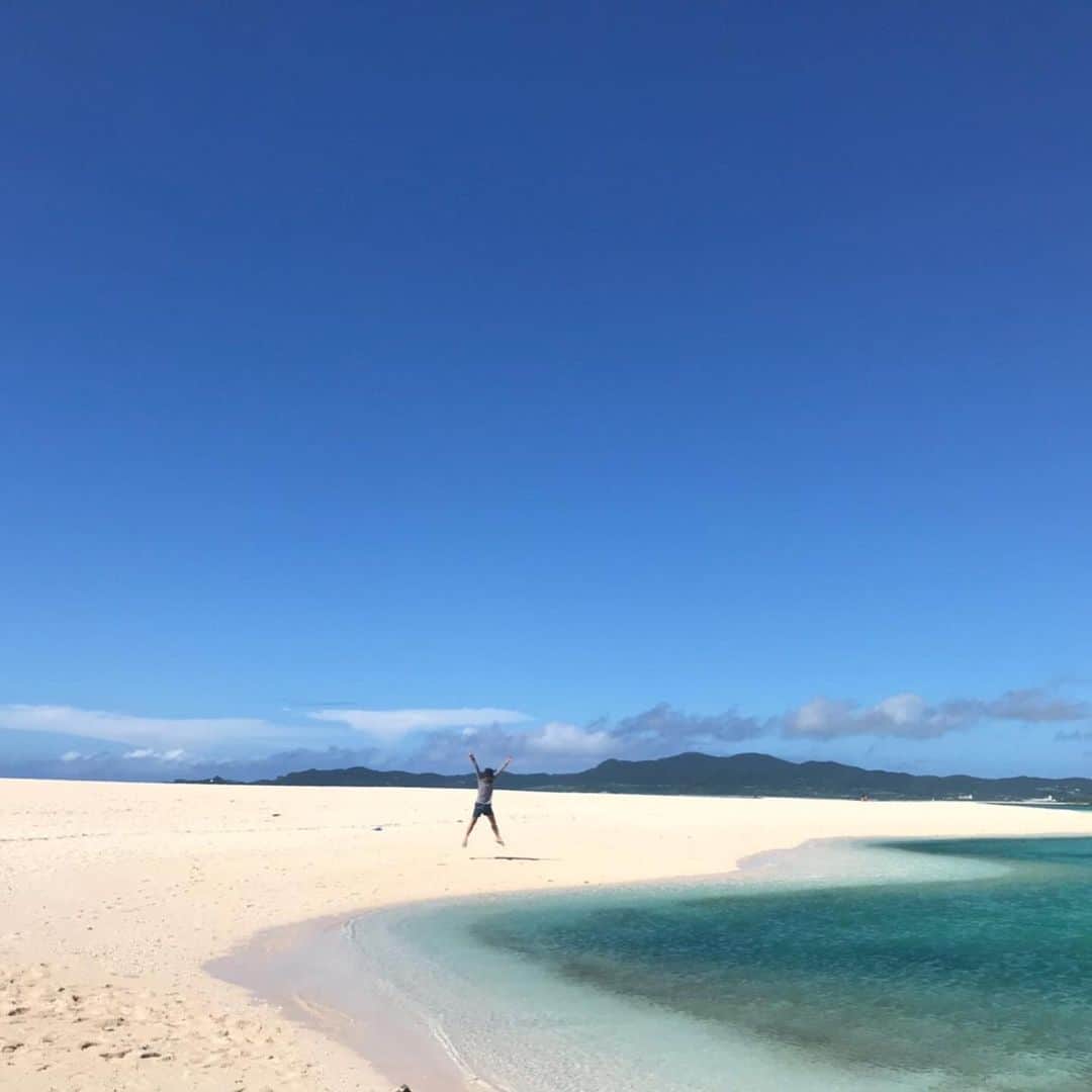 まゆみあずささんのインスタグラム写真 - (まゆみあずさInstagram)「この景色に感動して、また必ず行くって決めて2年連続行けた場所。  1年目は海水浴をしにお昼間に。 2年目はサンセットを見に夕方に。  お酒飲みながらのんびりするこの時間がとにかく贅沢です🥃！ この浜を半周散歩するだけでもいい運動になり、白浜と青い空と海が永遠続くコントラストに癒される場所。  昼間に行く時は紫外線対策をしっかりしないと遮るものがないので要注意😂」1月26日 20時54分 - mameko__k