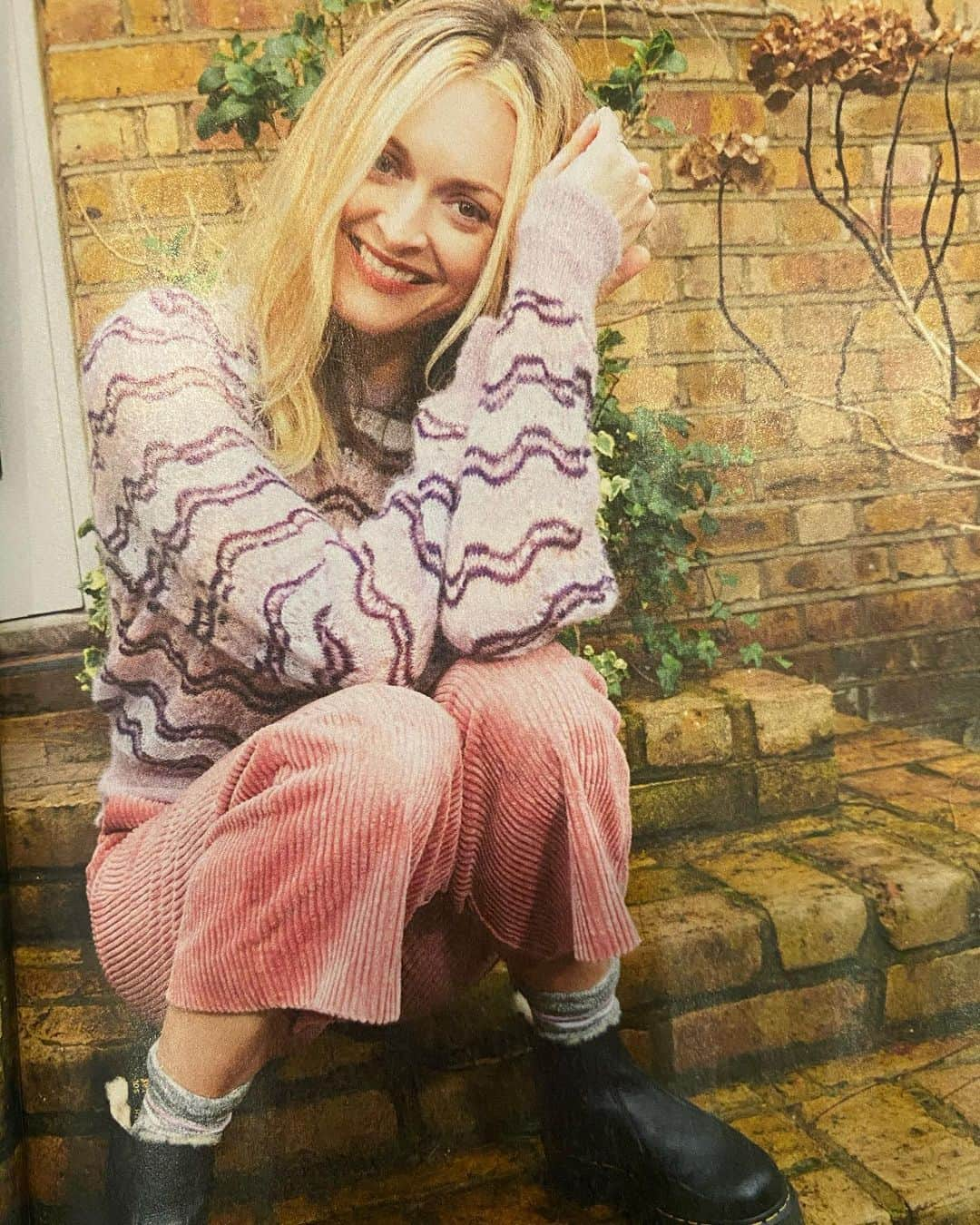 ファーン・コットンさんのインスタグラム写真 - (ファーン・コットンInstagram)「Thank @graziauk for letting me have a natter with @pollyvernon for this weeks mag. I’m not sure there has been a time more necessary to talk about mental health. With so many struggling in extreme ways whether that’s due to anxiety about what’s happening, job loss, health anxiety, loneliness, abusive relationships and a lack of school for almost children, everyone is having a tough time. I’m certainly no expert of coping techniques but I do promise to always be honest and open and to try and help in my own tiny way.  It was also lovely to work with @rosalineshahnavaz again as she shot me at a social distance out the front of my house for this weeks mag. I wore my own clothes and popped in to check on the kids during our shoot. If you swipe to the last picture you can see bags of sand behind me that we had to crop out of shot 🤣」1月26日 20時54分 - fearnecotton