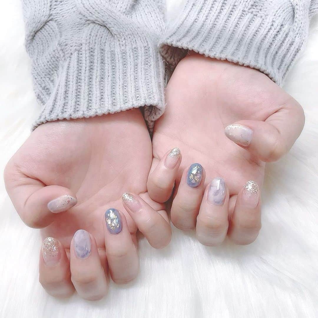 愛内みさのインスタグラム：「・ もやもや暗めブルー○ キラキラいっぱいで寒い冬にぴったりネイル♡ ・ ୨୧┈┈┈┈┈┈┈┈┈┈┈┈┈┈┈┈┈┈  表参道徒歩5分のネイルサロン Accueil unautre ・ ◼︎平日　11:00〜21:00 ◼︎土日祝　11:00〜19:00 ・ ▫︎パラジェル追加料金なし ▫︎ 大人可愛いネイルサンプル700種以上！ ▫︎ カラーは300色以上からお選びいただけます。 ▫︎持ち込みデザインは事前に相談いただけるとスムーズです◎ ・ ご予約はDMからお問い合わせください❁ ・ ・ ・ #もやもやネイル #シェルネイル #表参道ネイルサロン #大人可愛い憧れネイル #憧れネイル」