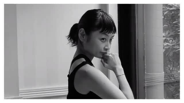 のインスタグラム：「Charity Project『CIRCLE OF HOPE』@circle_of_hope_project Making Movie.  I would like to express my heartfelt gratitude for being able to participate in such a wonderful project and to be with such a great group of people. Please check out @circle_of_hope_project  @circle_of_hope_project のこのブレスレット、私も届いてからずっとつけてるんですが（寝るときもお風呂の時も！） 本当見れば見るほど、クリエイションのきめ細やかな丁寧が立ちのぼるものなんです。  ブレス部分は日本の伝統工芸でもある組紐を採用してて、絹糸と綿糸を組み上げているので繊細なのに強靱さがある。  ダイヤはキンバリープロセス認定システムを通っているものだけを使用してるから、光り方、その品が良いことこの上ない。  そして何より付属！「こんな小さくて美しいパーツが世の中あるんですね…」と感動するくらいの繊細さ。 （なのでつけるときはちょっと手間取ります。でもその手間暇時間をかけて着けるそのこと自体が、キュンで尊さこの上なかったりする！）  チャリティのアイテムというとクオリティにおける「妥協」が抱き合わせになりがちだけど（勿論それは仕方が無いことではあるのも理解してます）、 ルイ・ヴィトン、 ヴァンクリーフ&アーペルなどなど名だたるメゾンでハイジュエリーや時計のデザイナーとして長年活躍してきてるデザイナーの名和さんの矜持は、そこに一切の妥協を良しとしない。  　着けると凜となるジュエリー、背筋をスッと伸ばしてくれるブレスレット、出来ました。  今回こんな素敵なプロジェクトに参加することができて、 そして早々たる方々とご一緒できたその事に、心からの感謝を。  【モデル】 	‐ シマノミチル @barbiemichiru  	（メイクアップアーティスト・ビューティーディレクター） 	‐ 齋藤峰明 	（「エルメス」フランス本社前副社長、シーナリーインターナショナル代表） 	- 中村孝則 @officedandynakamura 	（コラムニスト、美食評論家） 	- シトウレイ 	（ジャーナリスト、ストリートスタイルフォトグラファー） 	- 生山雅也 @masayaikuyama_ilmigliore 	（イタリアンジュエリー・イル・ミリオーレ　オーナー兼デザイナー） 	- 伊藤ナツキ  @natsuki_ito8 	（ファッションイラストレーター） 	- 安藤マイ  	（ KENZO  PR ） 	- ふくしまアヤ ﻿ @ayafukushima_ 	（コンセプチュアル・アーティスト、スタイリスト） 	- 石井勇一 @yuichishi  	（クリエイティブディレクター） 【フォトグラファー】 	- タカシ オオサト @takashi_ost 【ブレスレット製作】 	- Yoshinori Kondo 【アドバイザー】 	- Takuya.K 【発起人】 	- 名和光道  #circleofhope  #charity #bracelet #charityproject #思いの丈を伝えると　#ついつい長文でウザくなる　#ユルチテ！」