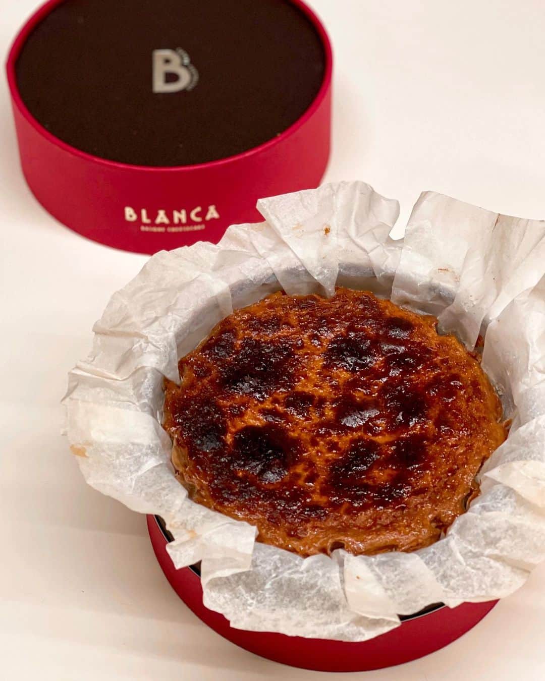 秋山具義さんのインスタグラム写真 - (秋山具義Instagram)「『BLANCA』の新作フレーバー、アマゾンカカオとトロサ豆(バスク名産の1つ、黒い宝石と呼ばれるトロサ産の黒豆)の「BLANCA negra」ビターチョコの豊かな香りと深みのある味わいとトロサ豆の香ばしさが素晴らしい、大人のチョコバスクチーズケーキ♡﻿ 美味しすぎてビックリしました！﻿ ありがとうございました！﻿ ﻿ #blanca #blancacheesecake #ブランカ #大人のチョコチー #具義スイーツ2021﻿」1月26日 21時05分 - gugitter